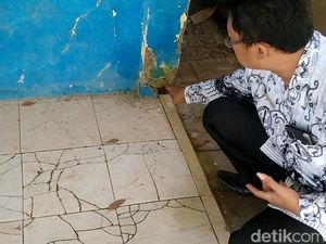 Potret Kerusakan SDN 02 Ponolawen: Dinding Berlubang-Atap Nyaris Ambruk Potret Kerusakan SDN 02 Ponolawen: Dinding Berlubang-Atap Nyaris Ambruk