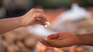 4 Sedekah Paling Utama Menurut Hadits, Apa Saja?