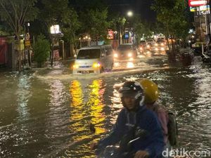 Hujan Deras Rendam Jalanan di Kawasan Rumah Dinas Wabup Bojonegoro Hujan Deras Rendam Jalanan di Kawasan Rumah Dinas Wabup Bojonegoro