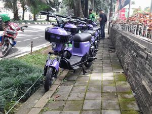 Bima Arya Tegur Sepeda Listrik Parkir Sembarangan di Trotoar Bogor