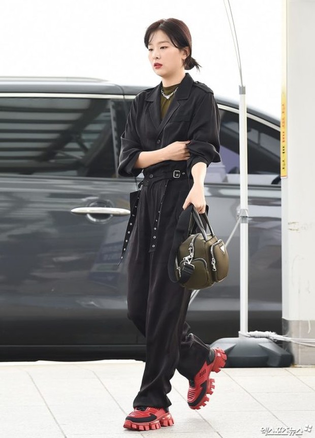 Seulgi Airport Fashion/Foto: soompi.com Potret Seulgi saat di bandara mengenakan jumsuit warna hitam