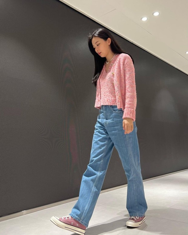 Seulgi dengan atasan pink dan celana denim/Foto: instagram.com/hi_sseulgi Seulgi dengan atasan pink dan celana denim
