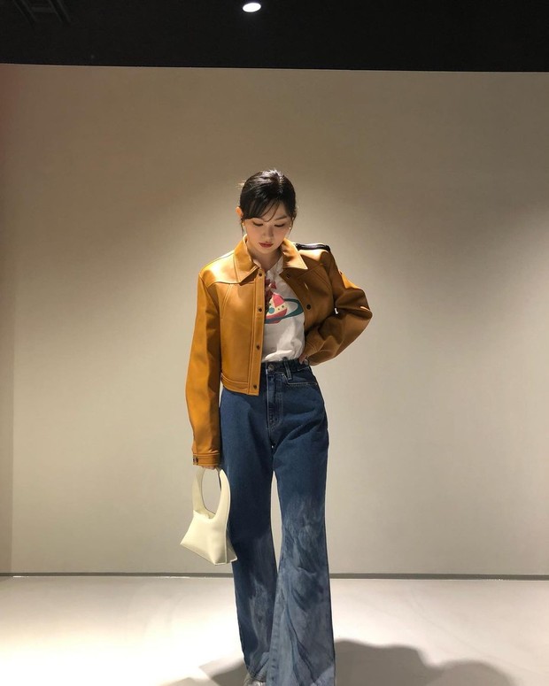 Seulgi dengan jaket kulit kuning dan denim/Foto: instagram.com/hi_sseulgi Seulgi dengan jaket kulit kuning dan denim
