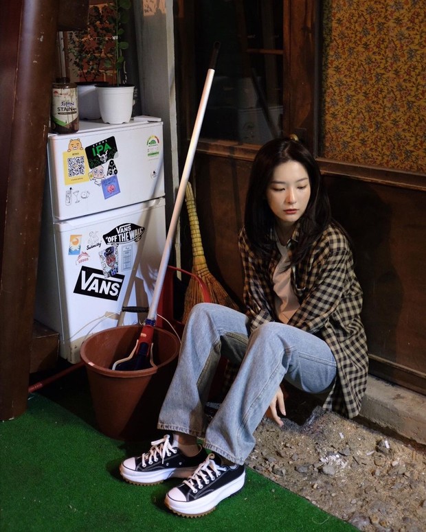 Seulgi dengan kemeja flannel dan sepatu converse/Foto: instagram.com/hi_sseulgi Seulgi dengan kemeja flannel dan sepatu converse