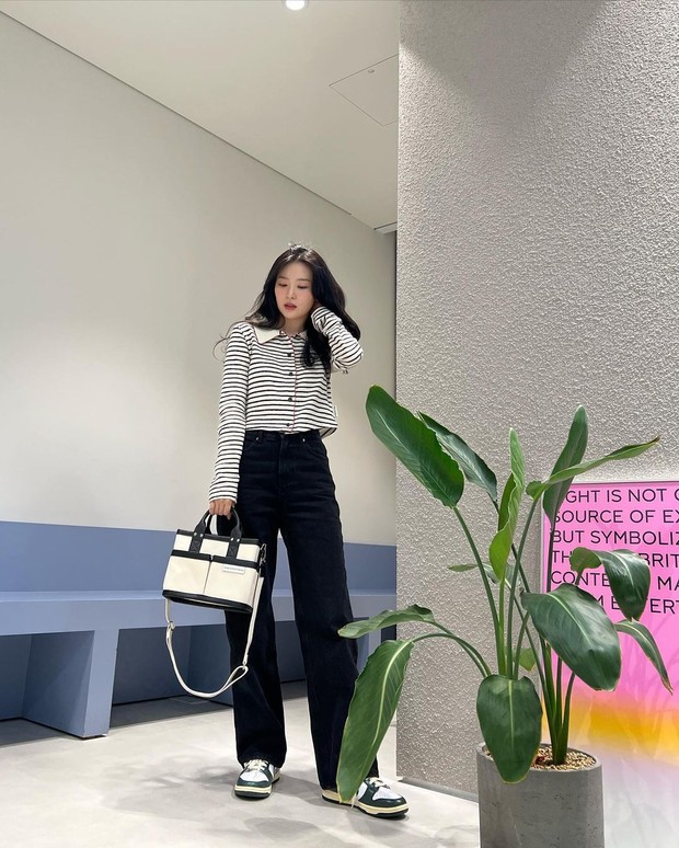 Seulgi dengan striped t-shirt celana high waist/Foto: instagram.com/hi_sseulgi Seulgi dengan striped t-shirt celana high waist