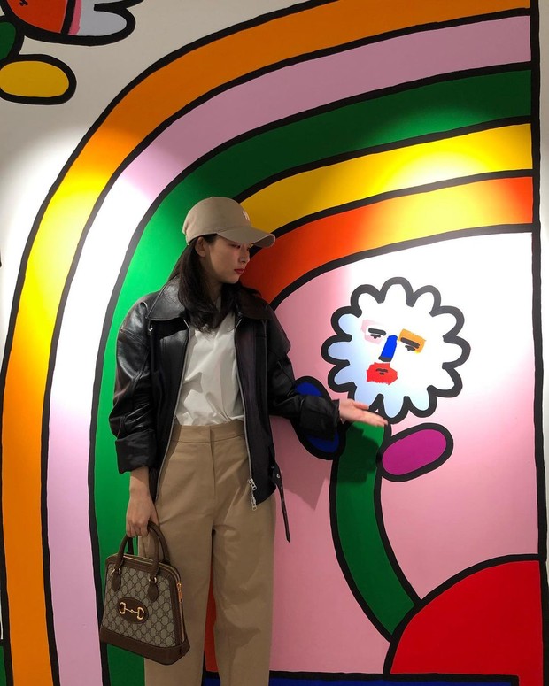 Seulgi dengan topi dan jaket kulit/Foto: instagram.com/hi_sseulgi Seulgi dengan topi dan jaket kulit