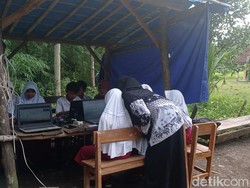 Susah Sinyal Internet, Siswa SDN Kutamendala Brebes Kerjakan ANBK di Gubuk