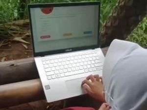 Demi ANBK, Guru-Siswa SD di Pekalongan Naik Bukit Cari Sinyal Internet Demi ANBK, Guru-Siswa SD di Pekalongan Naik Bukit Cari Sinyal Internet