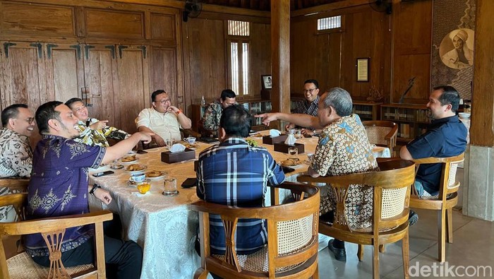 Suasana acara makan bersama oleh tim kecil bentukkan NasDem, Demokrat, PKS di kediaman Anies Baswedan, Selasa (25/10/2022). (dok. Istimewa)