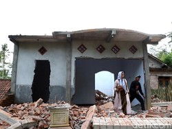 Tanah Gerak Paksa Warga Kampak Trenggalek Bongkar Rumah yang Terus Retak