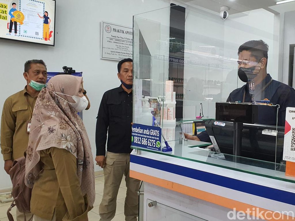 Petugas Gabungan Polda Riau Cek Peredaran Obat Sirup di Apotek Pekanbaru
