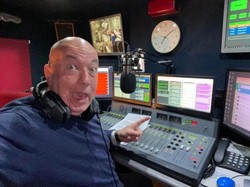 Penyiar Radio Meninggal Mendadak Saat Siaran, Penyebabnya Terungkap