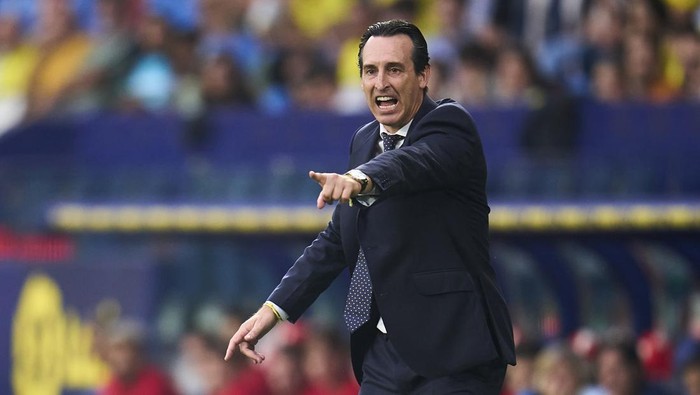 VALENCIA, SPAIN - OCTOBER 23: Unai Emery of Villarreal CF looks on  during the LaLiga Santander match between Villarreal CF and UD Almeria at Ciutat de Valencia on October 23, 2022 in Valencia, Spain. (Photo by Aitor Alcalde Colomer/Getty Images)