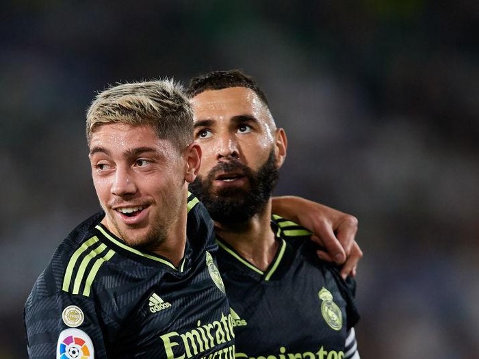 Valverde (L) of Real Madrid CF celebrates after scoring their side's first goal with his teammate Karim Benzema during the LaLiga Santander match between Elche CF and Real Madrid CF at Martinez Valero stadium, October 19, 2022, Elche, Spain. (Photo by David Aliaga/NurPhoto via Getty Images)