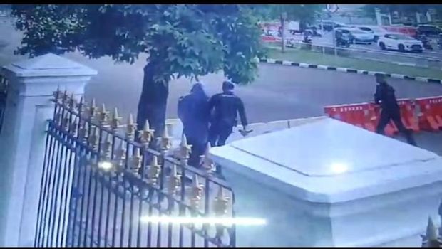 CCTV yang menunjukkan wanita bercadar todongkan pistol ke paspampres di depan Istana Negara.