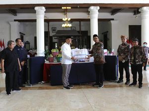 Walkot Eri Beri Bantuan Rp 250 Juta ke Warga Terdampak Puting Beliung Sidoarjo Walkot Eri Beri Bantuan Rp 250 Juta ke Warga Terdampak Puting Beliung Sidoarjo