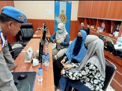 Penampakan Wanita Coba Terobos Istana Kini Diborgol di Kantor Polisi