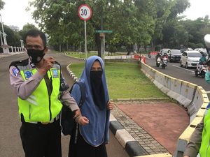 Elina Pakai Pistol Pensiunan ABRI Saat Todong Paspampres di Istana Elina Pakai Pistol Pensiunan ABRI Saat Todong Paspampres di Istana