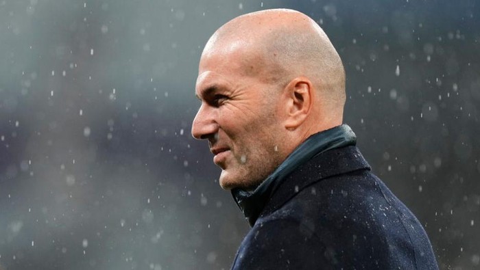 French former forward football player Zinedine Zidane poses upon arrival to attend the 2022 Ballon d'Or France Football award ceremony at the Theatre du Chatelet in Paris on October 17, 2022. (Photo by FRANCK FIFE / AFP) (Photo by FRANCK FIFE/AFP via Getty Images)