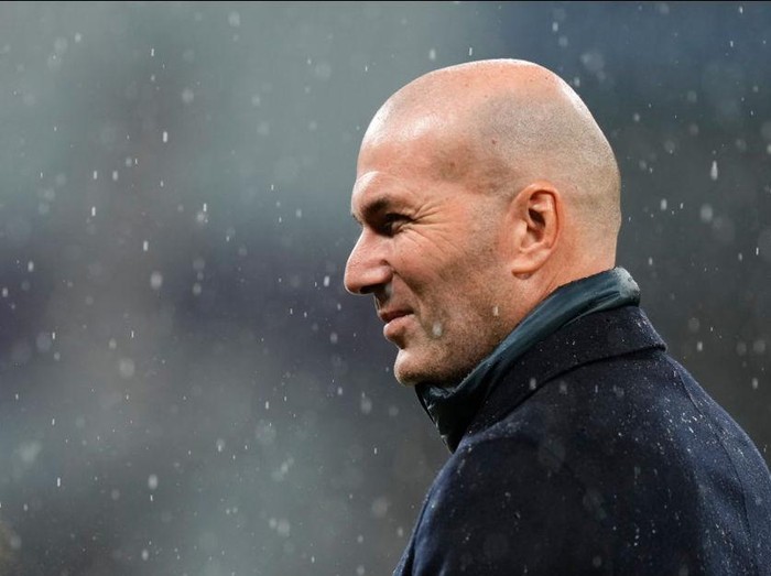 French former forward football player Zinedine Zidane poses upon arrival to attend the 2022 Ballon d'Or France Football award ceremony at the Theatre du Chatelet in Paris on October 17, 2022. (Photo by FRANCK FIFE / AFP) (Photo by FRANCK FIFE/AFP via Getty Images)