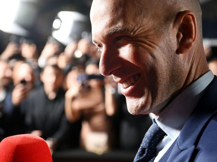 French former forward football player Zinedine Zidane poses upon arrival to attend the 2022 Ballon d'Or France Football award ceremony at the Theatre du Chatelet in Paris on October 17, 2022. (Photo by FRANCK FIFE / AFP) (Photo by FRANCK FIFE/AFP via Getty Images)