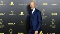 Zinedine Zidane masih menganggur. Zidane juga pernah lempar kode akan segera melatih lagi, tapi masih jadi tanda tanya ke mana tujuannya (Getty Images)