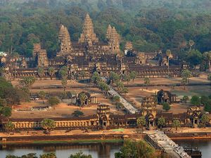 Kamboja Pusing Tangani Monyet-Monyet Agresif di Angkor Wat Kamboja Pusing Tangani Monyet-Monyet Agresif di Angkor Wat