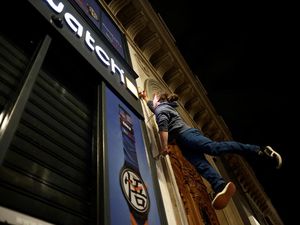 Aksi Atlet Parkour di Paris Matikan Lampu Etalase Toko demi Hemat Energi