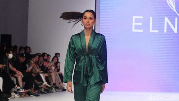 Foto: Aksi Alyssa Daguise, Mantan Pacar Al Ghazali Jadi Model di JFW 2023