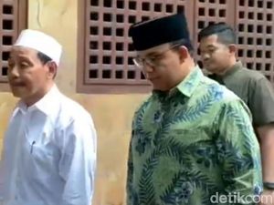 Anies Baswedan Sowan ke Ponpes Genggong Probolinggo, Bahas Apa? Anies Baswedan Sowan ke Ponpes Genggong Probolinggo, Bahas Apa?