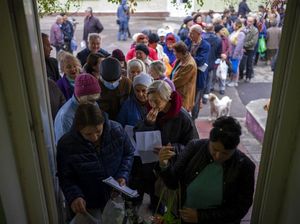 Antrean Panjang Warga Ukraina Demi Minum dan Makan