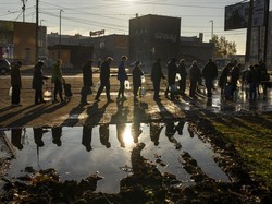Antrean Panjang Warga Kiev Dapatkan Air Bersih Usai Serangan Rusia