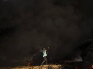 Asap Hitam Pejuang Palestina Lawan Pasukan Israel di Tepi Barat