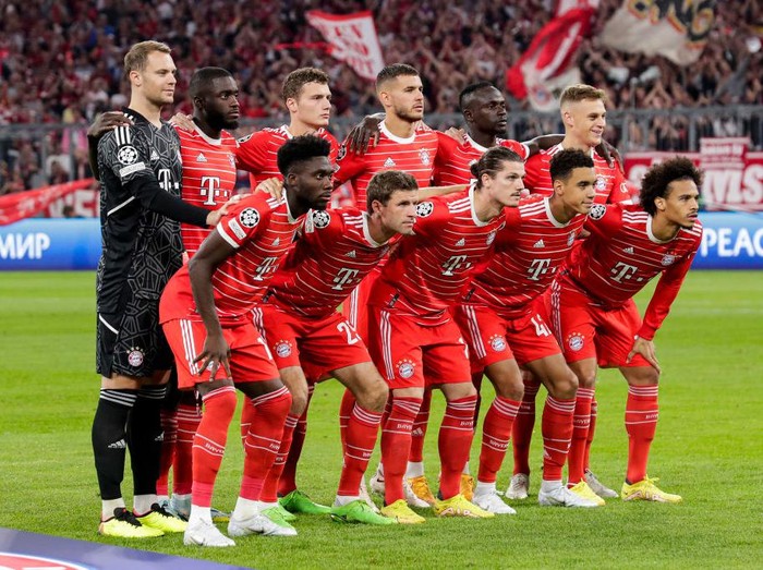 MUNICH, GERMANY - SEPTEMBER 13: teamphoto of Bayern de Munich CF (L-R) Manuel Neuer of Bayern de Munich CF, Dayot Upamecano of Bayern de Munich CF, Benjamin Pavard of Bayern de Munich CF, Joshua Kimmich of Bayern de Munich CF, Leroy Sane of Bayern de Munich CF, Sadio Mane of Bayern de Munich CF, Marcel Sabitzer of Bayern de Munich CF, Alphonso Davies of Bayern de Munich CF, Lucas Hernandez of Bayern de Munich CF, Thomas Muller of Bayern de Munich CF, Jamal Musiala of Bayern de Munich CF during the UEFA Champions League  match between Bayern Munchen v FC Barcelona at the Allianz Arena on September 13, 2022 in Munich Germany (Photo by David S. Bustamante/Soccrates/Getty Images)