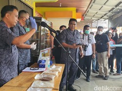Pabrik Ekstasi Berkedok Toko Pempek Sedang Produksi Saat Digerebek