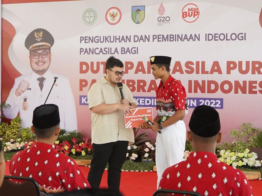 Bupati Kediri Beri Beasiswa dan Hadiah Handphone untuk Duta Pancasila Bupati Kediri Beri Beasiswa dan Hadiah Handphone untuk Duta Pancasila