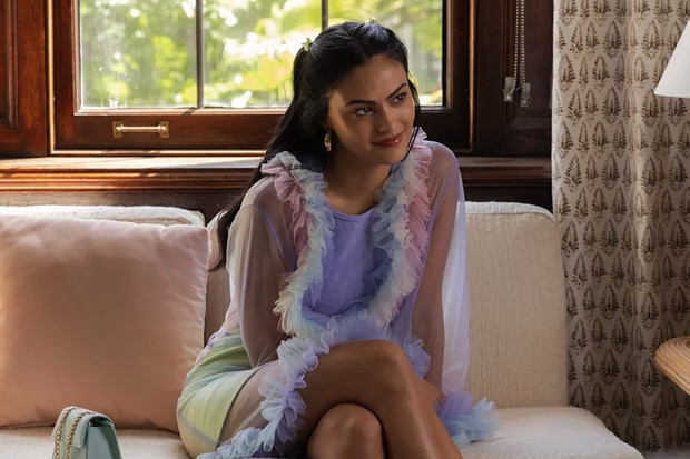 Busana Transparan dengan Nuansa Pastel