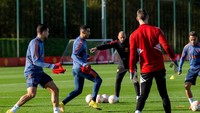 Sky Sports melaporkan Ten Hag merasa Ronaldo sudah jera, sehingga tak perlu melanjutkan hukuman. Pelatih asal Belanda itu juga bisa fokus menyiapkan timnya jelang melawan Sheriff Tiraspol di Liga Europa. Foto: Manchester United via Getty Imag/Ash Donelon