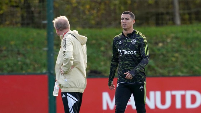 Manchester Uniteds Cristiano Ronaldo with assistant manager Steve McLaren during a training session at the Aon Training Complex, Carrington. Picture date: Wednesday October 26, 2022. (Photo by Nick Potts/PA Images via Getty Images)