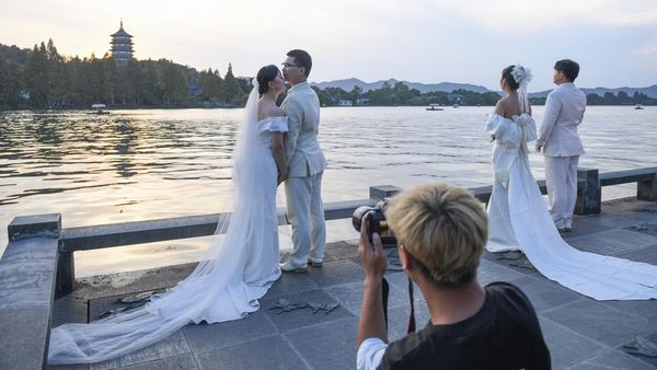 Indahnya Danau Barat di China, Jadi Spot Favorit Foto Pre-Wedding