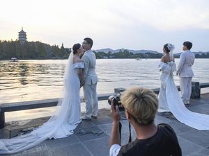 Indahnya Danau Barat di China, Jadi Spot Favorit Foto Pre-Wedding Indahnya Danau Barat di China, Jadi Spot Favorit Foto Pre-Wedding