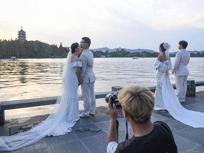 Indahnya Danau Barat di China, Jadi Spot Favorit Foto Pre-Wedding