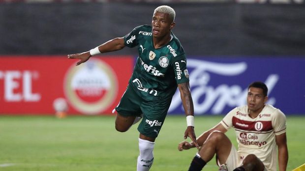 LIMA, PERU - APRIL 21: Danilo of Palmeiras celebrates after scoring the first goal of his team during a match between Universitario and Palmeiras as part of Group A of Copa CONMEBOL Libertadores 2021 at Estadio Monumental on April 21, 2021 in Lima, Peru. (Photo by Raul Sifuentes/Getty Images)