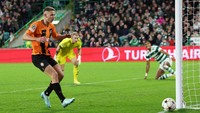 Kiper Joe Hart sebelumnya sudah meninggalkan gawang Celtic untuk menutup penetrasi pemain Shaktar lain. Sikan pun menghadapi gawang kosong. Foto: Getty Images/Ian MacNicol