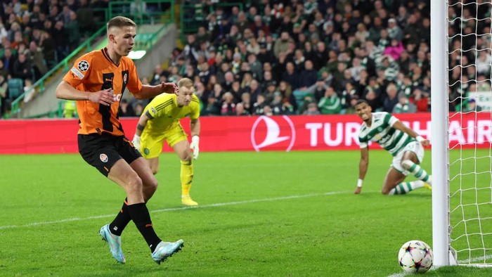 GLASGOW, SCOTLAND - OCTOBER 25: Danylo Sikan of Shakhtar Donetsk shoots wide of an open goal as Joe Hart of Celtic looks on during the UEFA Champions League group F match between Celtic FC and Shakhtar Donetsk at Celtic Park on October 25, 2022 in Glasgow, Scotland. (Photo by Ian MacNicol/Getty Images)