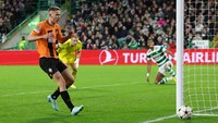 Namun, sentuhan pertama Sikan sedemikian deras sehingga bola langsung meluncur keluar lapangan begitu saja. Melenceng tipis dari bidang sasaran. Foto: Getty Images/Ian MacNicol 