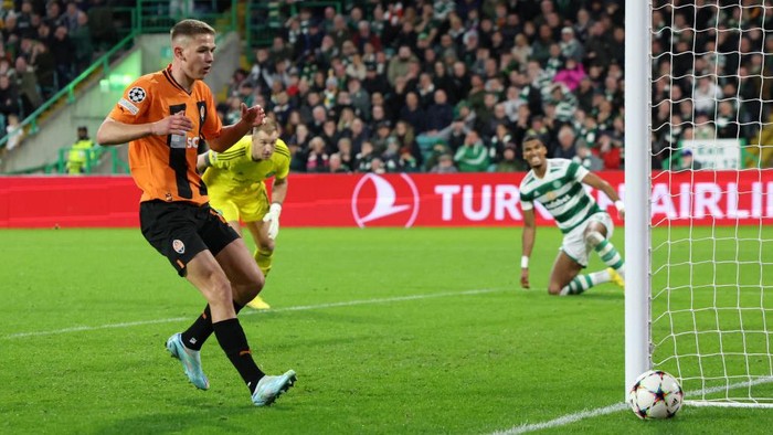 GLASGOW, SCOTLAND - OCTOBER 25: Danylo Sikan of Shakhtar Donetsk shoots wide of an open goal as Joe Hart of Celtic looks on during the UEFA Champions League group F match between Celtic FC and Shakhtar Donetsk at Celtic Park on October 25, 2022 in Glasgow, Scotland. (Photo by Ian MacNicol/Getty Images)
