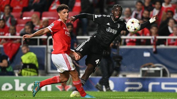 Juventus' British forward Samuel Iling-Junior vies with Benfica's Danish defender Alexander Bah (L) during the UEFA Champions League 2nd round group H football match between SL Benfica and Juventus FC, at the Luz stadium in Lisbon on October 25, 2022. (Photo by PATRICIA DE MELO MOREIRA / AFP) (Photo by PATRICIA DE MELO MOREIRA/AFP via Getty Images)