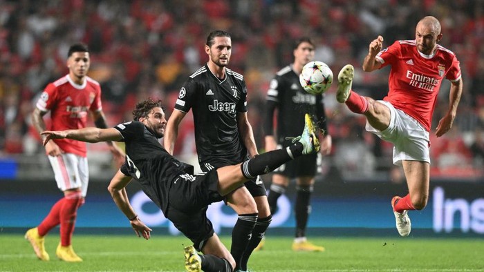 Juventus' Italian midfielder Manuel Locatelli (L) vies with Benfica's Norwegian midfielder Fredrik Aursnes during the UEFA Champions League 1st round day 5, Group H football match between SL Benfica and Juventus at the Luz stadium in Lisbon on October 25, 2022. (Photo by PATRICIA DE MELO MOREIRA / AFP) (Photo by PATRICIA DE MELO MOREIRA/AFP via Getty Images)