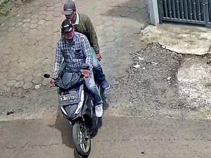 2 Pria Diduga Maling Uang-Laptop Milik Guru di Kudus Terekam CCTV